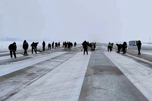 信陽(yáng)明港機(jī)場(chǎng)抗擊冰雪，護(hù)航旅客回家路